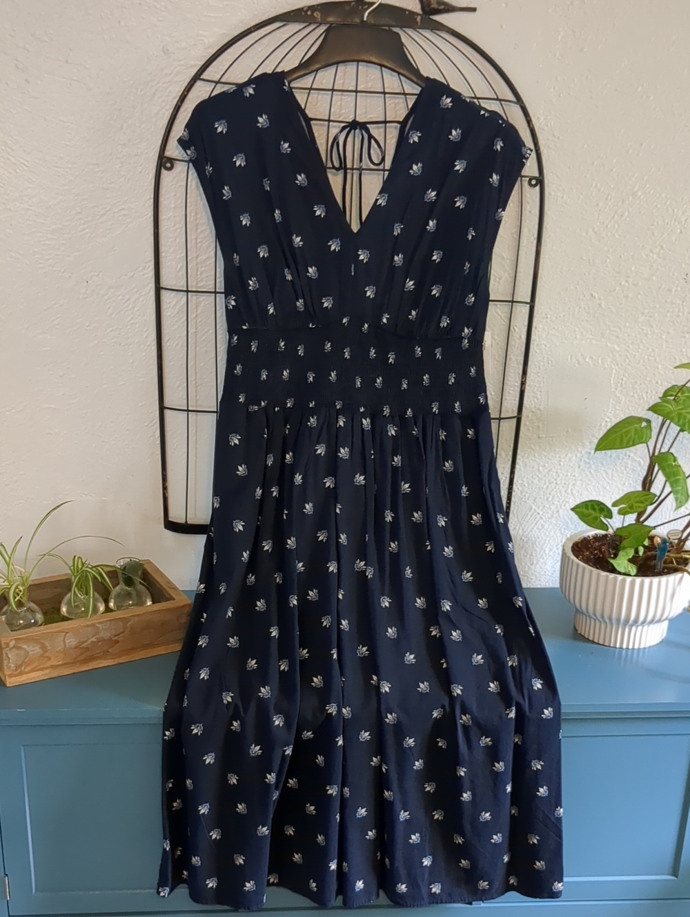 NWT Old Navy Women's Navy Floral V-Neck Midi Dress. Size Medium